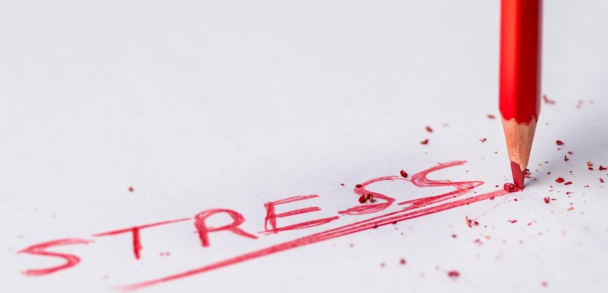 Cosa sono i tremori da stress: come riconoscerli e affrontarli